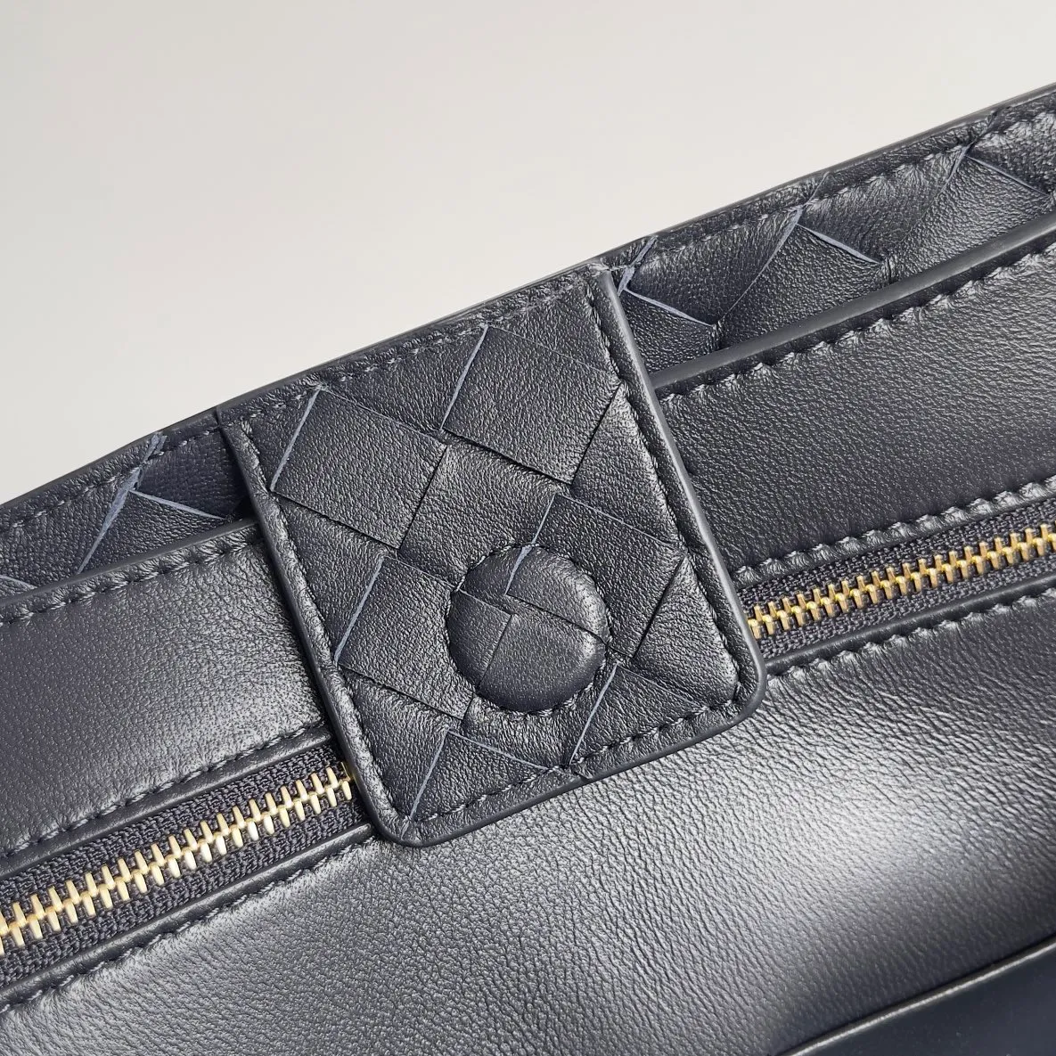The 2023 new Andiamo batch of 2260 BV has been shipped‼ ️Really popular🔥The new Andiamo woven handbag launched by Bottega Veneta this season is really popular all over the world! ! Celebrities at home and abroad have worn it, and Oscar-winning actress Michelle Yeoh has taken it out on the street. Song Jia, Trai Yara, Yu Feihong, Sanji Ayaka, Rosie Hunting-Whiteley, Yoshioka Riho, etc. have all picked up this bag. It is classic and versatile, showing off its temperament, and the bag capacity is also large, which is very convenient for daily commuting! ! A variety of carrying methods, the shoulder straps can be adjusted by yourself, the original lambskin feels soft and delicate, and the unisex style breaks the gender boundaries and brings a more practical and long-lasting use experience. Andiamo, which has both elegant and casual styles, perfectly interprets the true appearance of "fashionable old money style". Style number: 743572 Size: 32*24*12